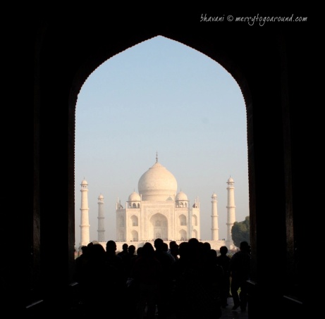people throng in to see the taj